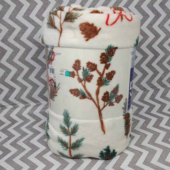 The Big One Oversized Holiday Plush Throw Blanket Sprigs Christmas 60" x 72" - Picture 3 of 10